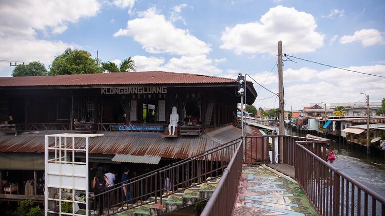 Learn more about riverside living and engage in arts and crafts at Klong Bang Luang