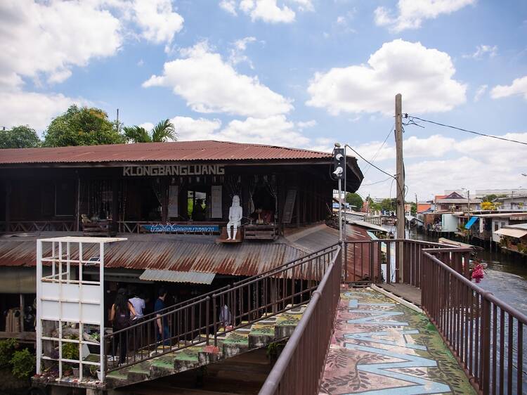 Learn more about riverside living and engage in arts and crafts at Klong Bang Luang