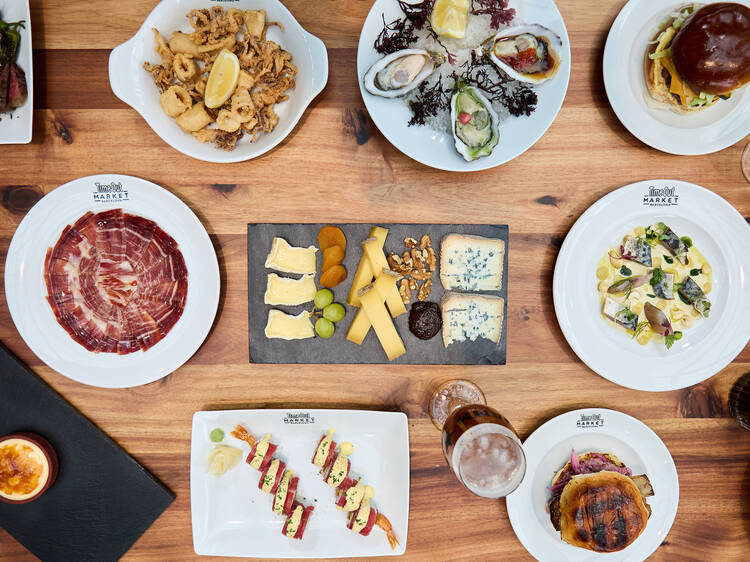 15 platos que debes probar sí o sí en el Time Out Market Barcelona