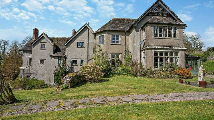 exterior of derwydd mansion, the most haunted house in wales 