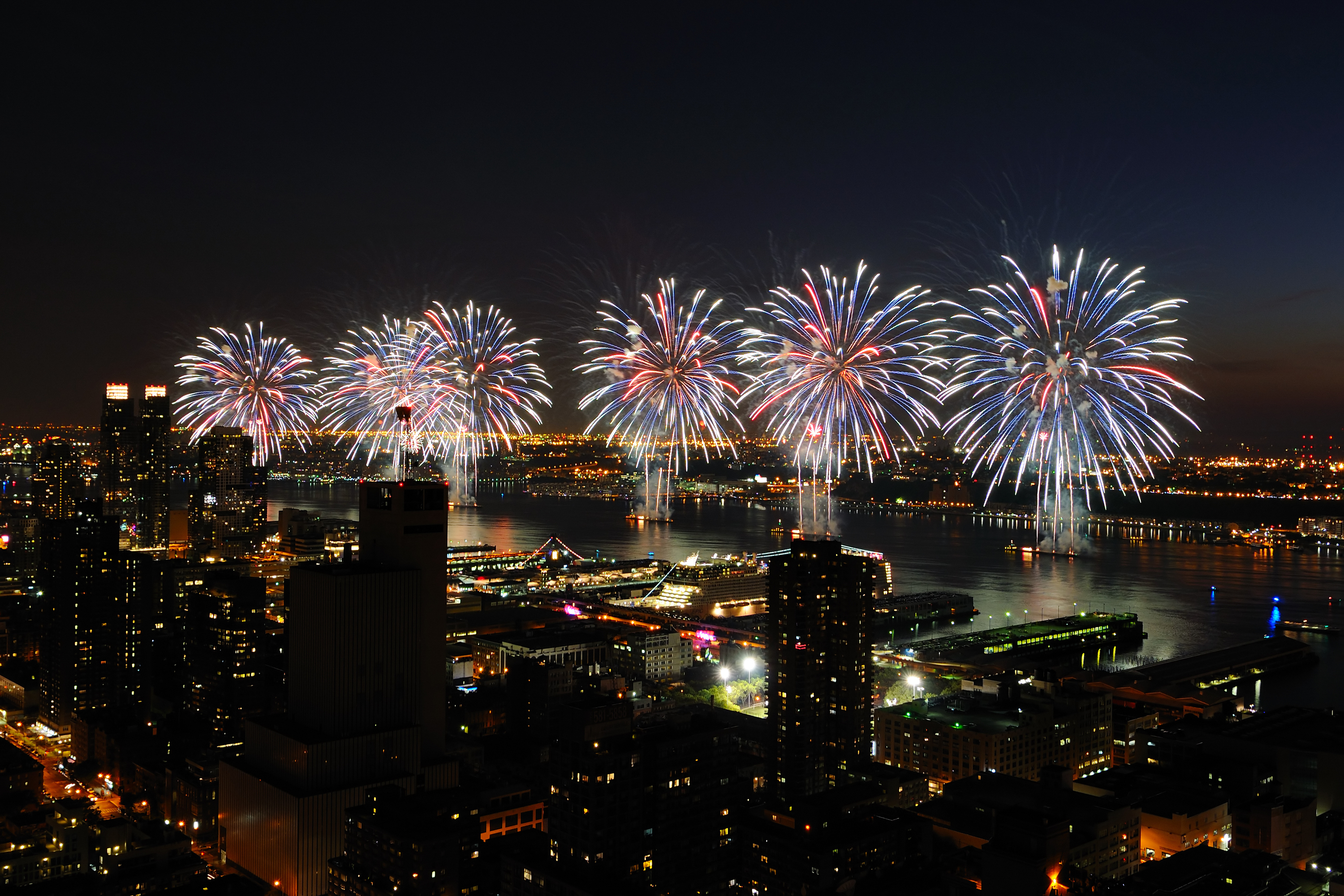 Here are ten mesmerizing photos of the July 4th fireworks in NYC