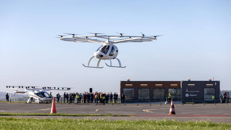 Crewed Volocopter 2x flies in front of ADP and Skyports Vertipor