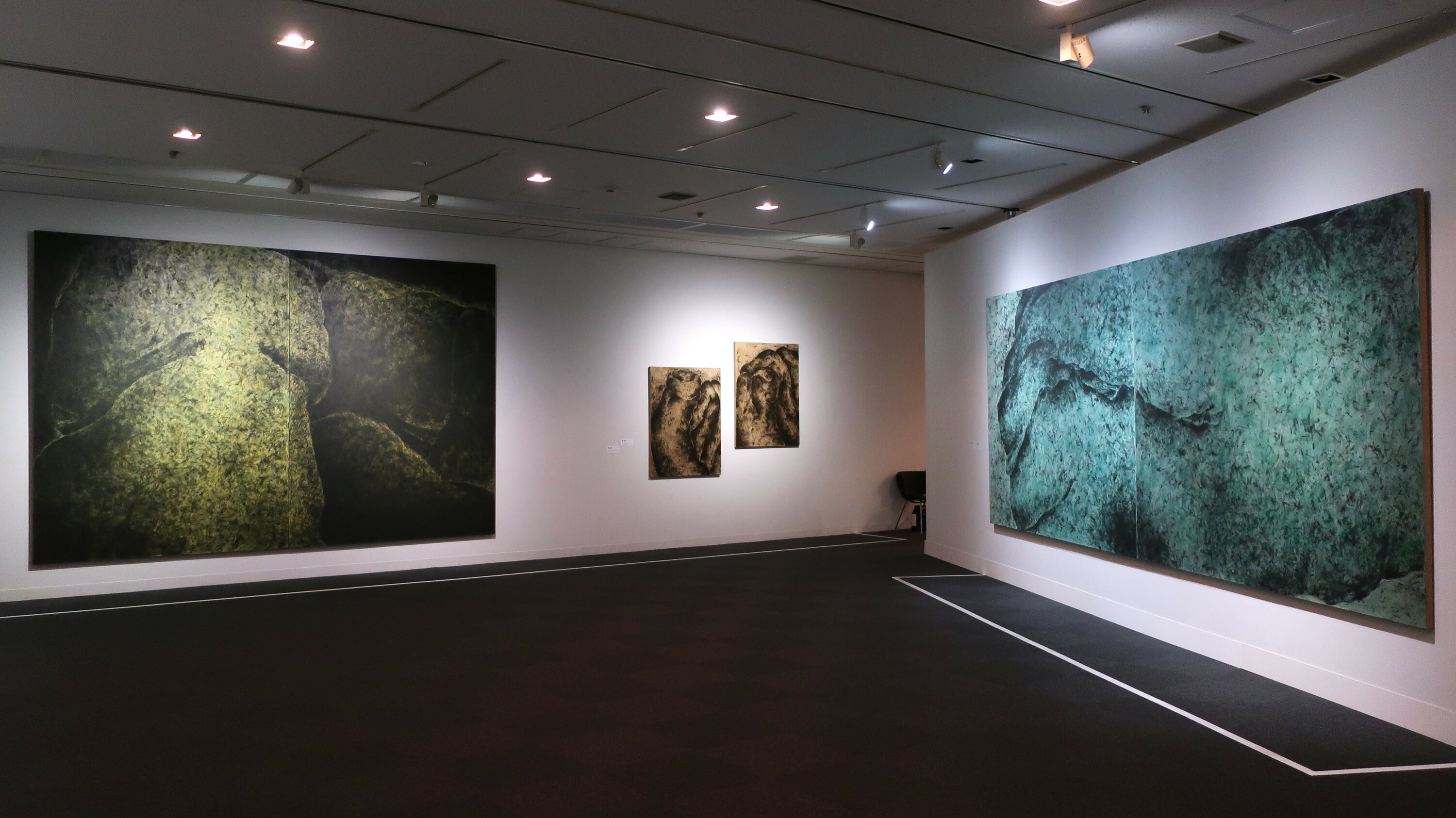 もの派」から「触」へ、手ざわりを探求し続けた吉田克朗の初回顧展が開催中