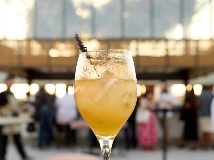 Pasar un día gastronómico en el Time Out Market Barcelona