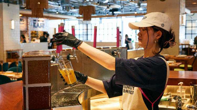 渋谷産ビールで乾杯する。