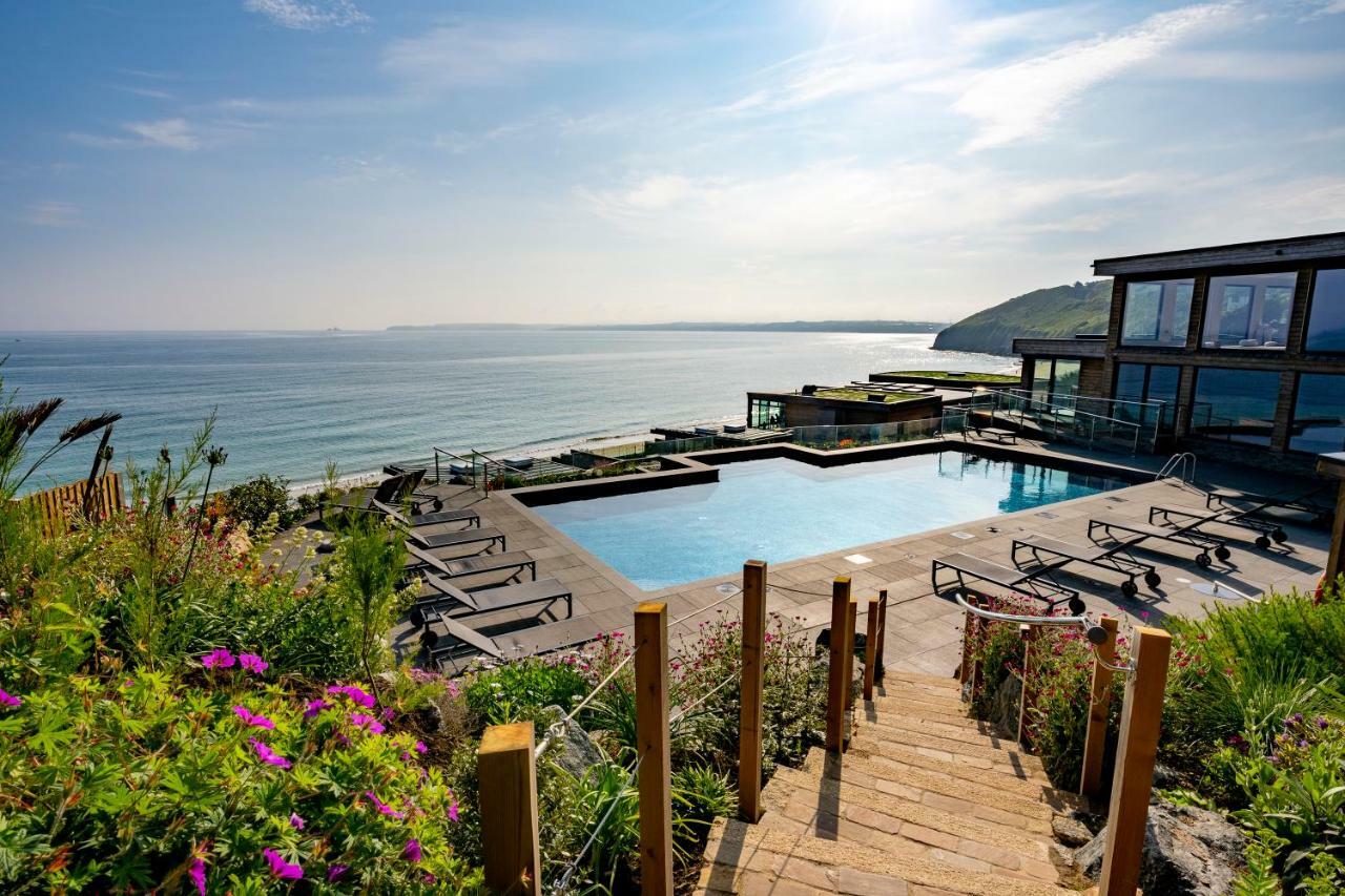 Image of a swimming pool overlooking the sea