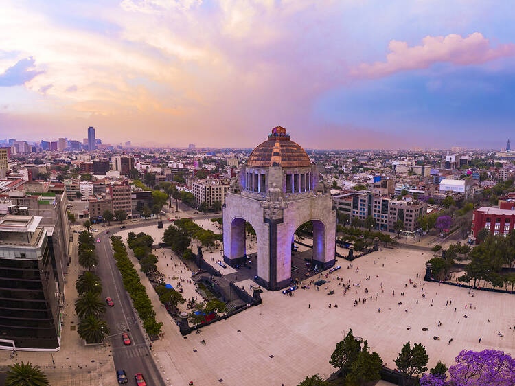 Monumento a la Revolución rodeado de hoteles, oficinas en Ciudad de México