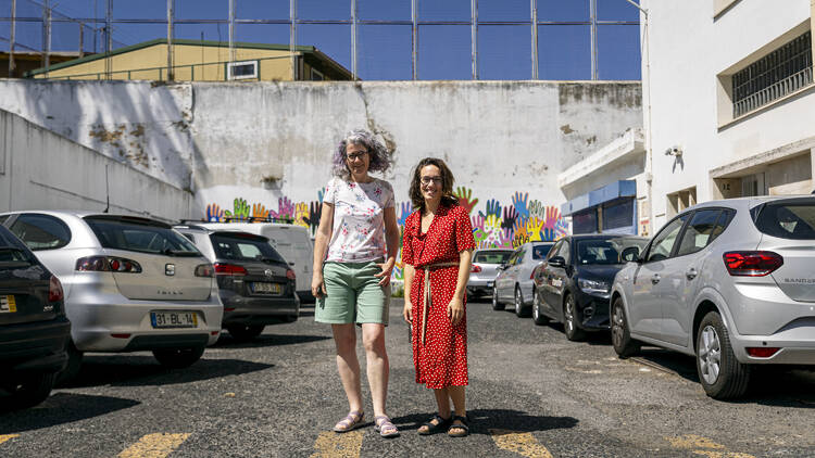 Cátia Mendes e Mariana Pereira, no beco da Travessa Artur Lamas