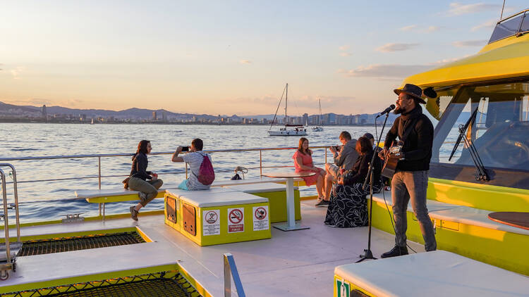 Subir a bordo del catamarán