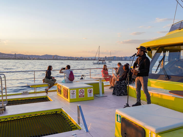 Subir a bordo del catamarán