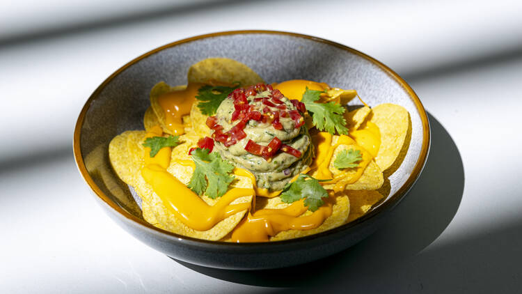 Nachos com guacamole e queijo cheddar