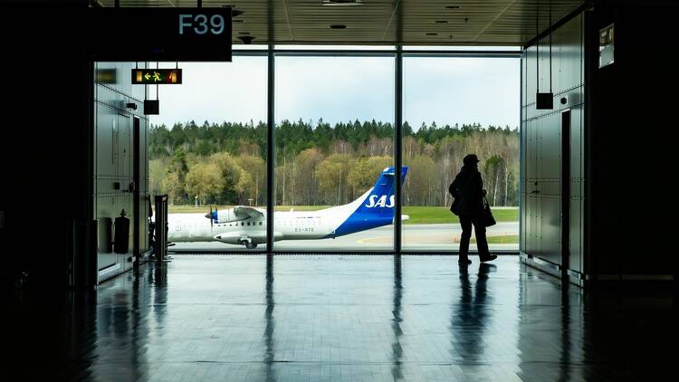 Access the airport the sneaky way