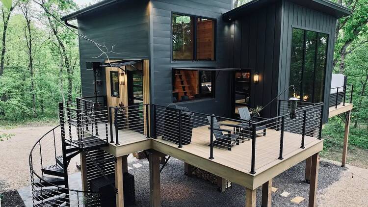 The new luxe treehouse in Perryville, Missouri