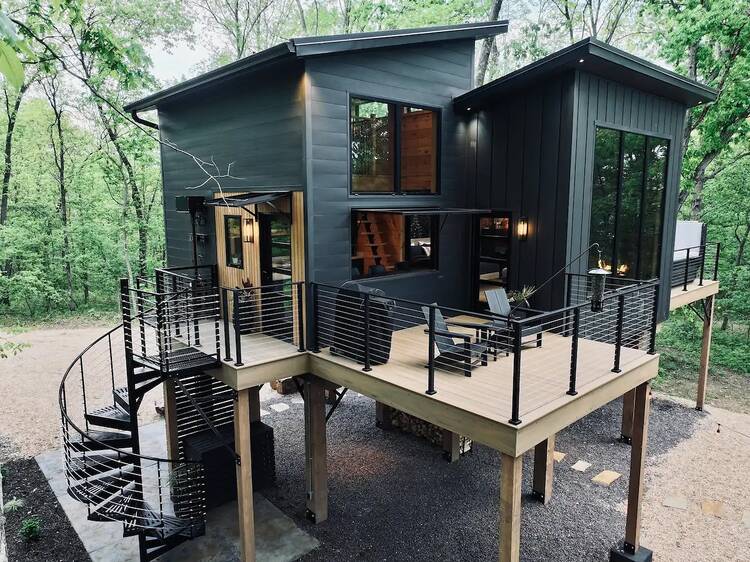 The new luxe treehouse in Perryville, Missouri