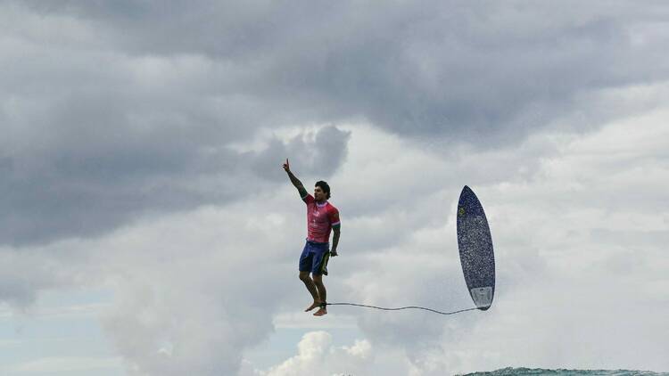 2024奧運最佳照片？巴西滑浪選手 Gabriel Medina 懸浮在空中