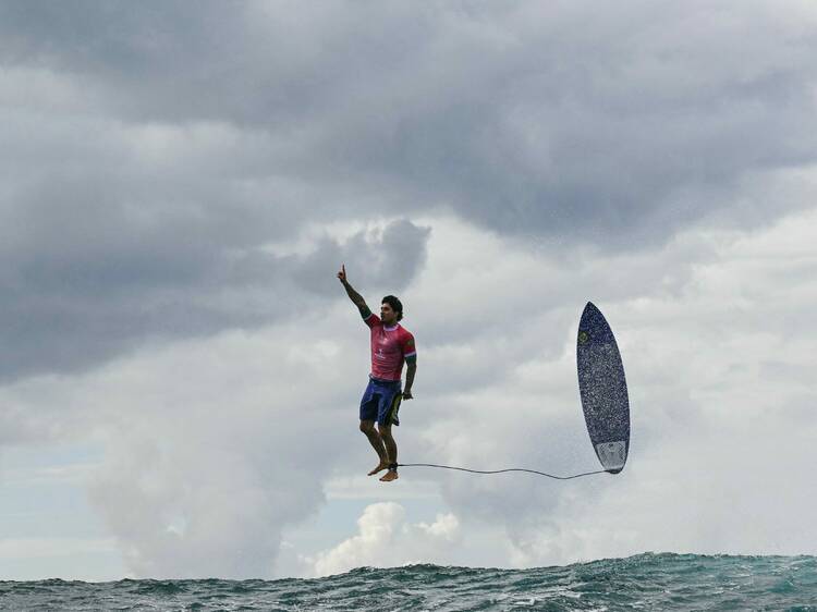 2024奧運最佳照片？巴西滑浪選手 Gabriel Medina 懸浮在空中