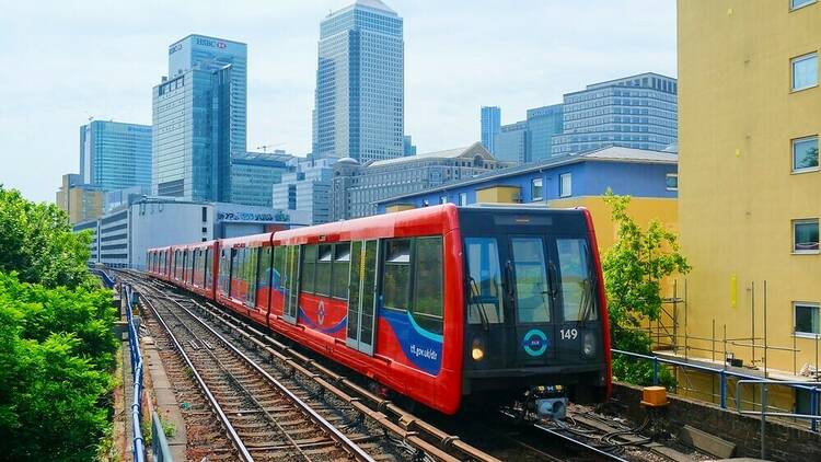 Image of the DLR next to Canary Wharf