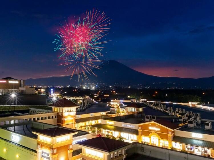 There are weekly fireworks at Gotemba Premium Outlets this summer