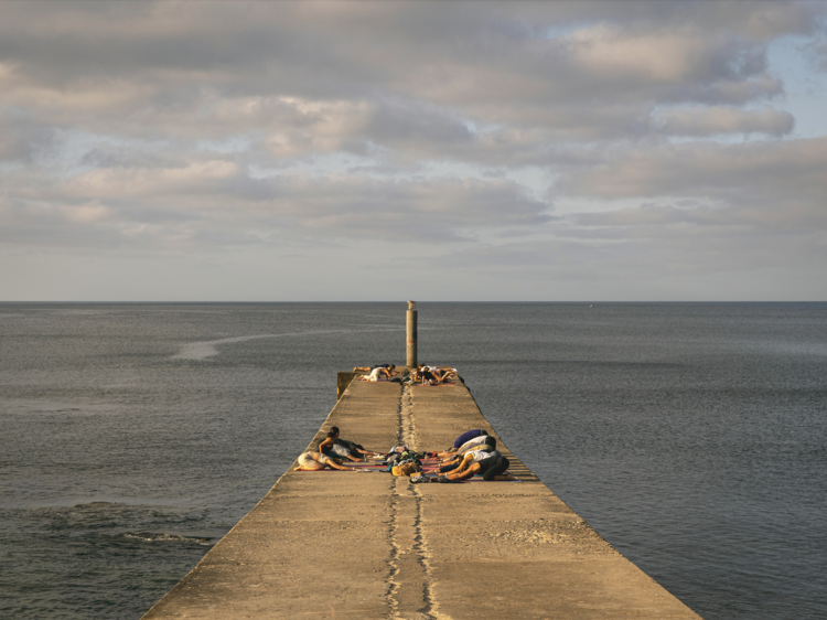 Yoga no pontão da praia das Moitas