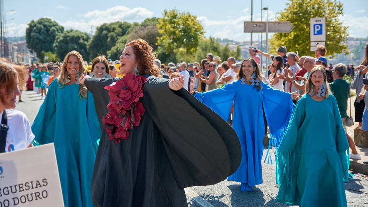 O Cortejo de trajes de papel acontece na Foz do Douro há mais de 150 anos