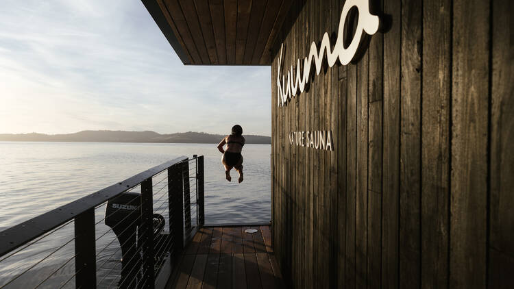 Unwind on Australia’s first fully mobile sauna pontoon boat, TAS