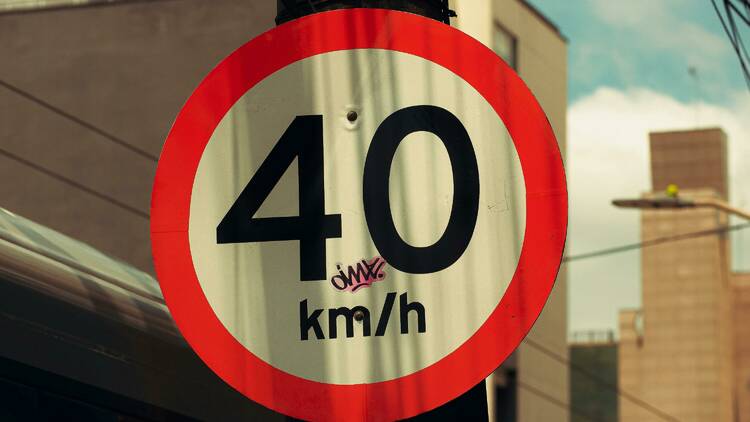 A speed limit sign that says 40km/h