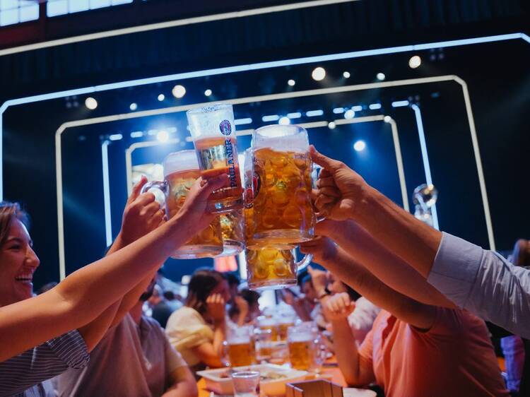 El centro de Madrid, nueva capital de la cerveza en septiembre: precios, entradas y menús para la fiesta bávara más famosa del mundo