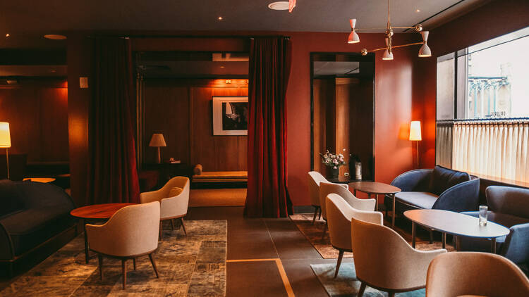 Galerie Bar with warm lighting and mid-century furniture.