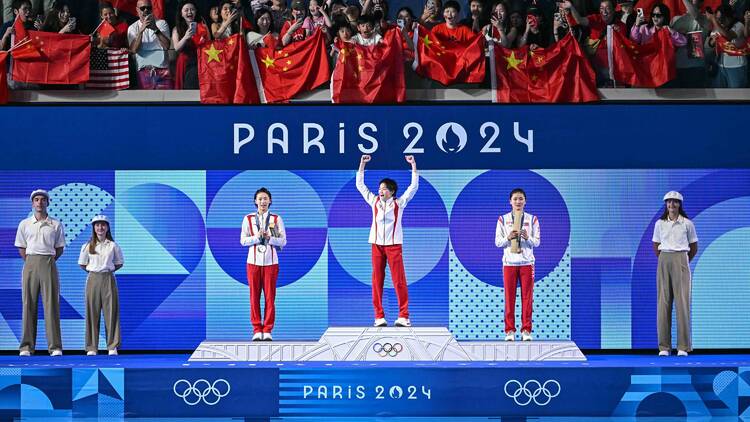  women's 10m platform diving/ Silver medallist China's Chen Yuxi/gold medallis Quan Hongchan