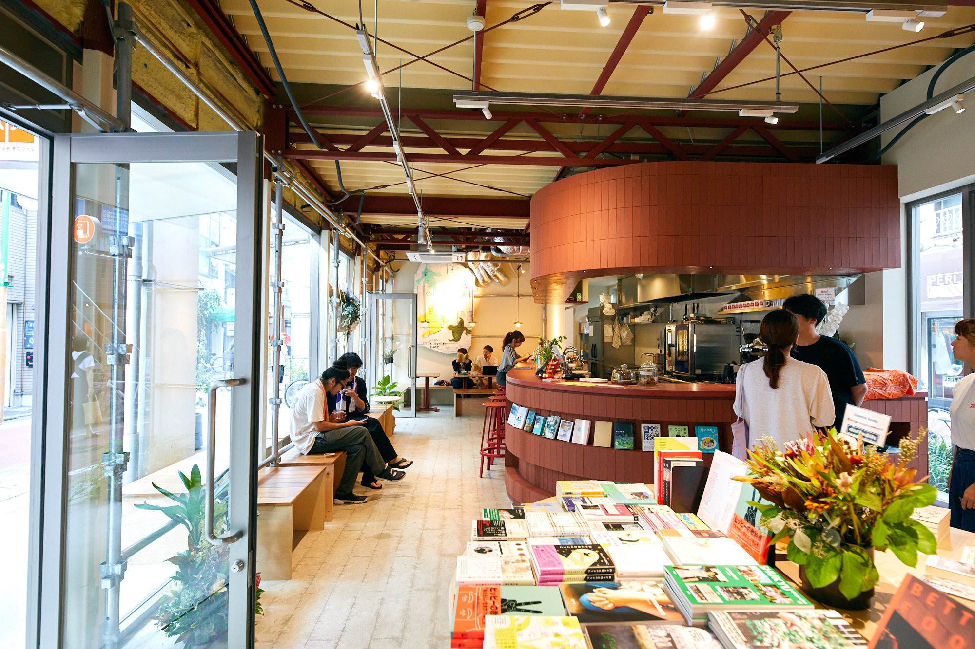 学芸大学高架下に知的好奇心を売る書店「COUNTER BOOKS」がオープン