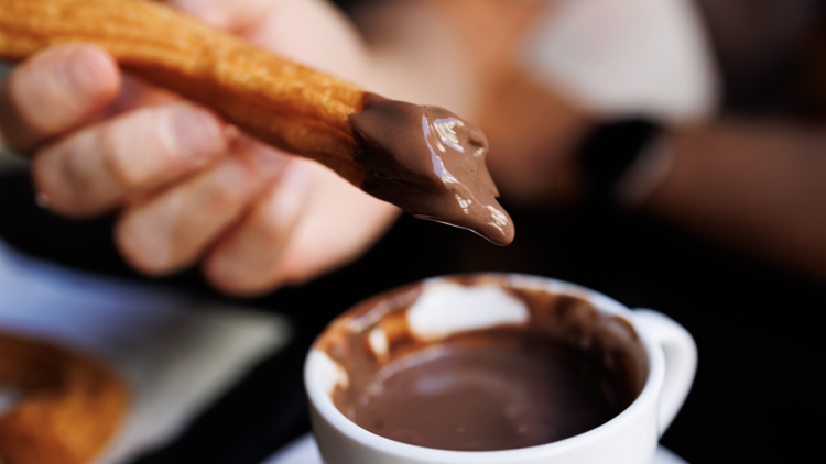 Disfrutar de chocolate con churros