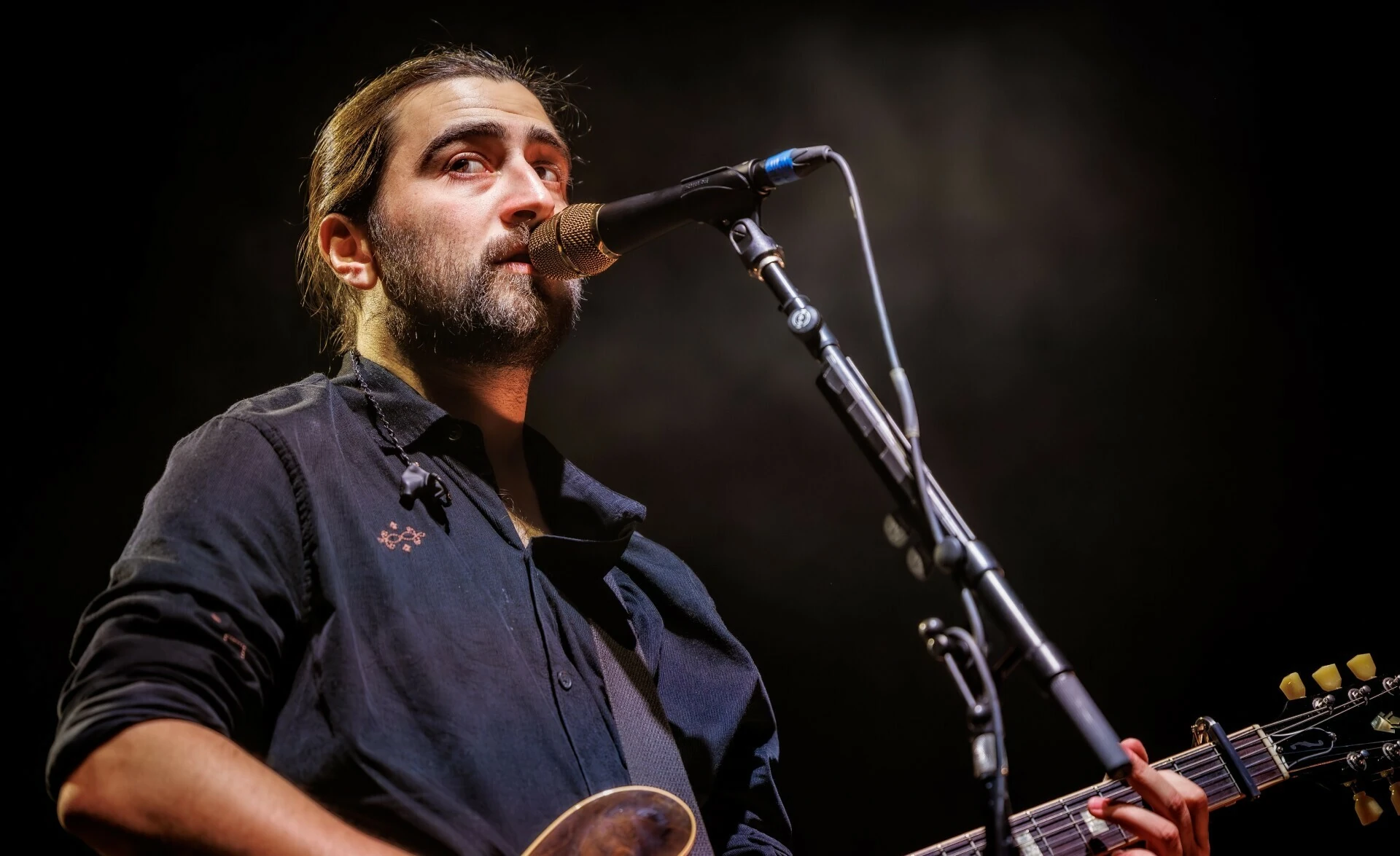 Photo of Noah Kahan performing. 