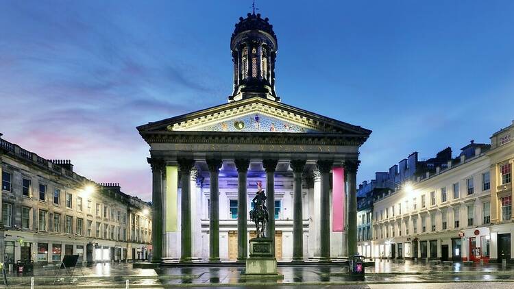 Gallery of Modern Art (GoMA) of Glasgow at night,