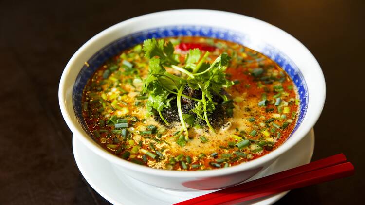 濃厚な担々麺の虜になる。