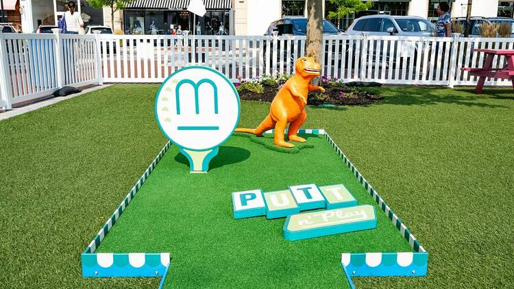 MarketStreet Lynnfield Putt 'N Play minigolf orange dinosaur