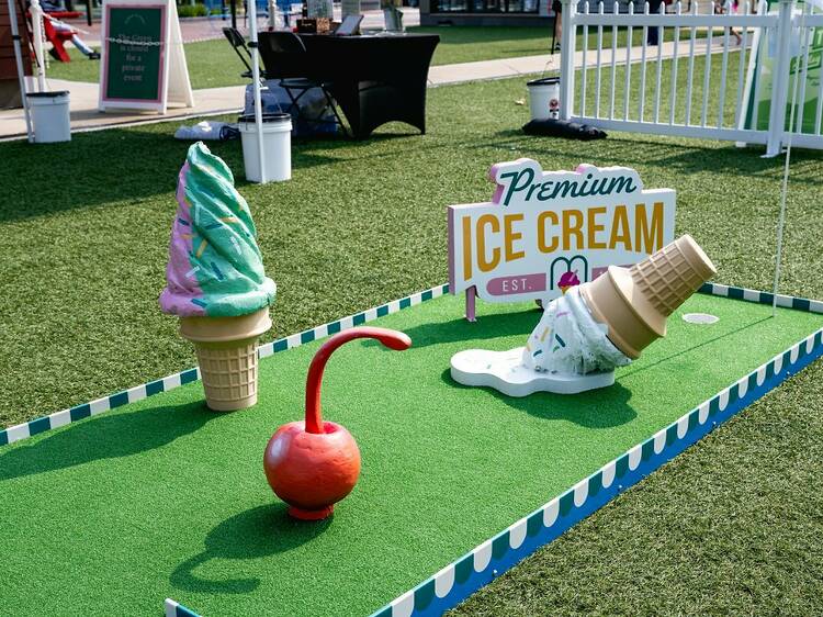 MarketStreet Lynnfield Putt 'N Play minigolf ice cream