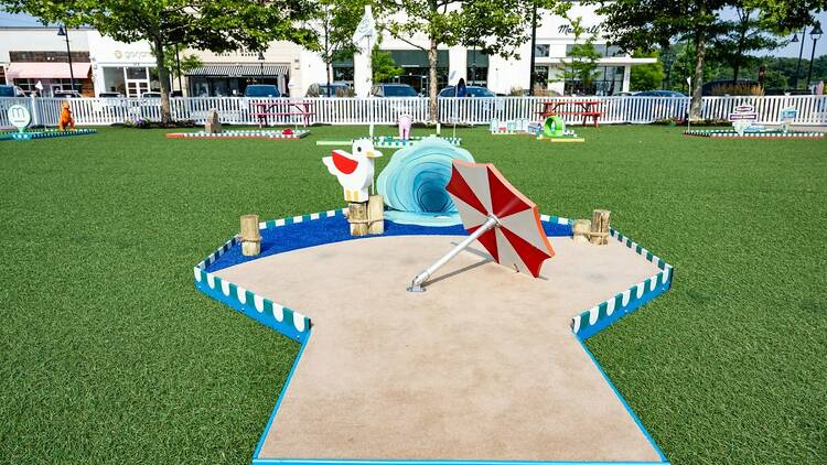 MarketStreet Lynnfield Putt 'N Play minigolf beach