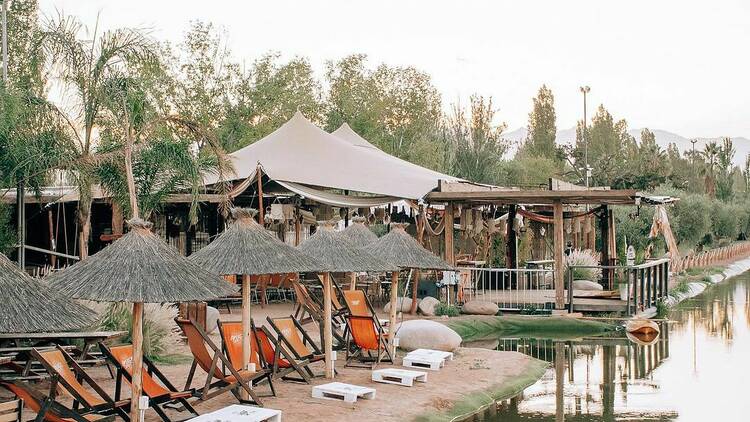 Chill day at El Roble WakePark, Mendoza’s beach bar