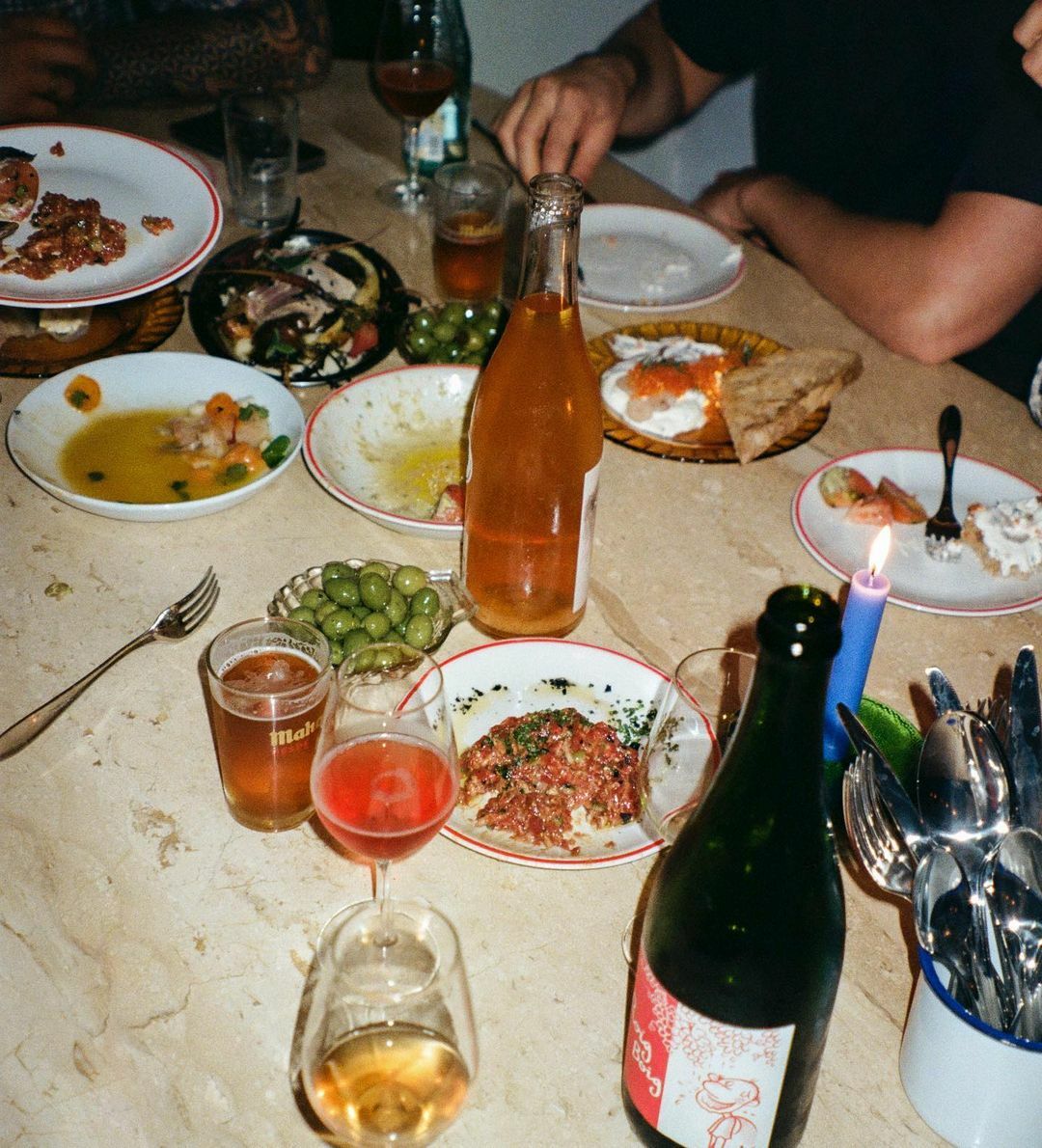 Bar Manifest, el local de moda del Raval que marida vinos naturales con vinilos