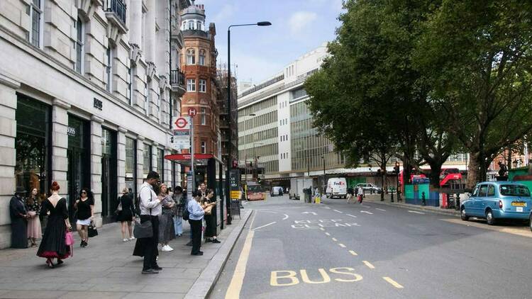 The current pedestrian set-up in Sloane Square, featuring people waiting a bus stop.