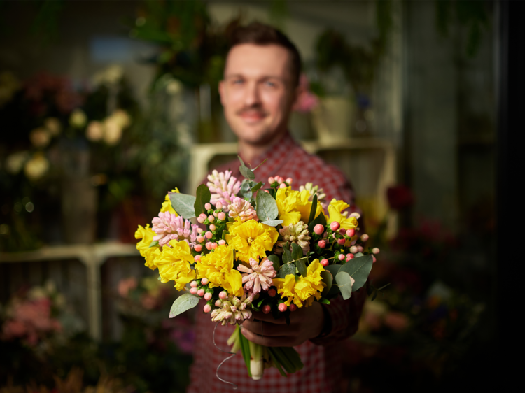 Hombre sosteniendo un ramo de flores