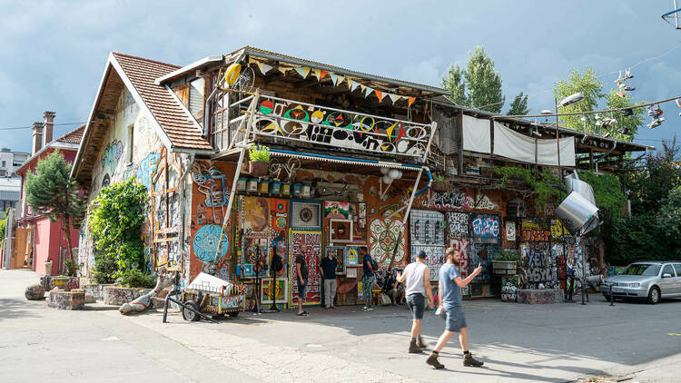 El barrio más alternativo de Europa se esconde en esta bellísima ciudad de los Balcanes