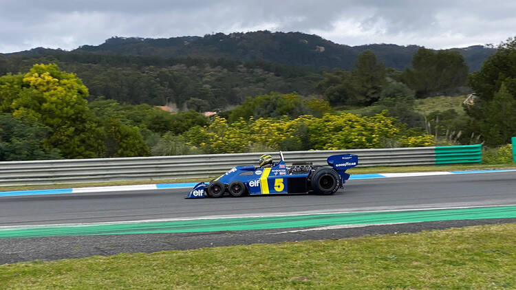 Acelerar entre os automóveis emblemáticos do Estoril Classics