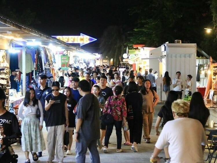 Shop vintage at Srinakarin train night market