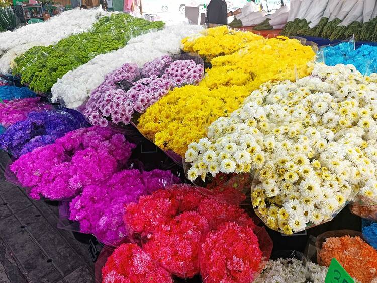 Buy your loved ones flowers at Pak Khlong market