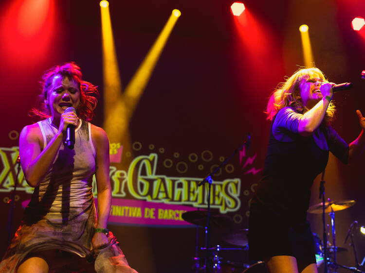 Elisabet Casanovas i Laia Manzanares estrenen en directe Grupis, el seu nou grup de rock