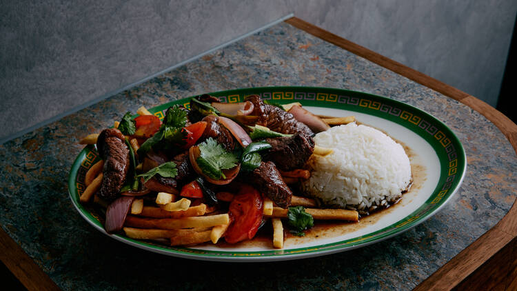 Lomo saltado.