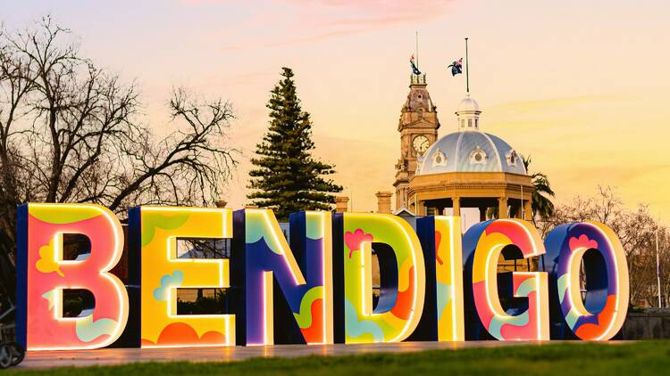 An illuminated sign saying 'Bendigo'.