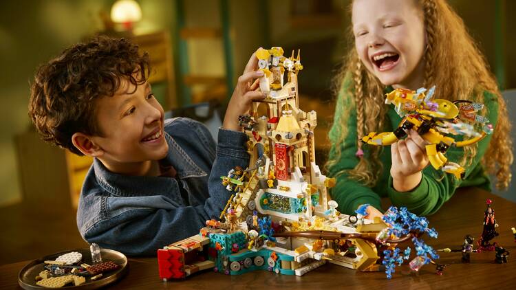 kids playing with Lego Dreamzzz