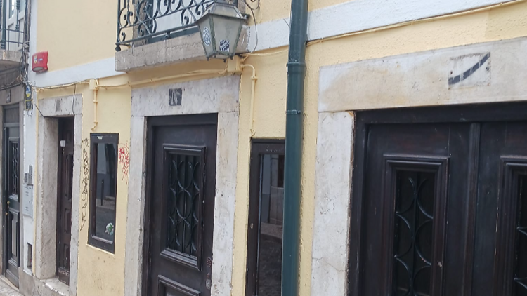 Prédios sem placa de identificação, no Bairro Alto